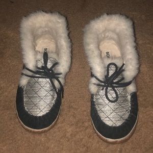 Comfortable house shoe like shoes